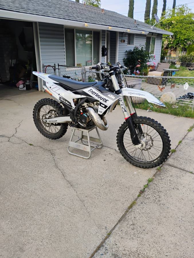 2023 KTM 125cc 2 stroke dirtbike