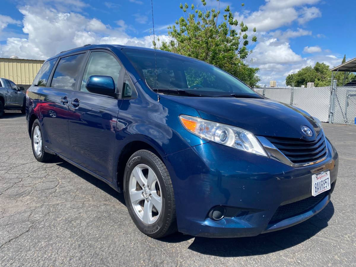 2012 TOYOTA SIENNA LE CLEAN TITLE. 8 PASSANGER.POWER SLIDING DOORS
