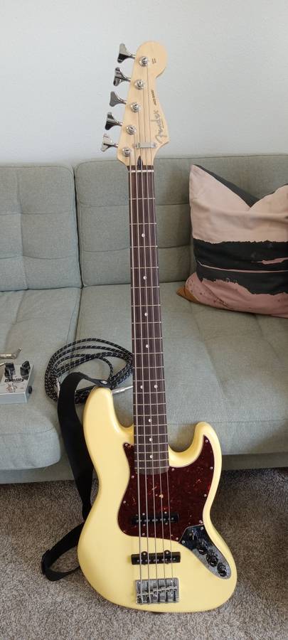 Fender Jazz Bass Deluxe w/ accessories