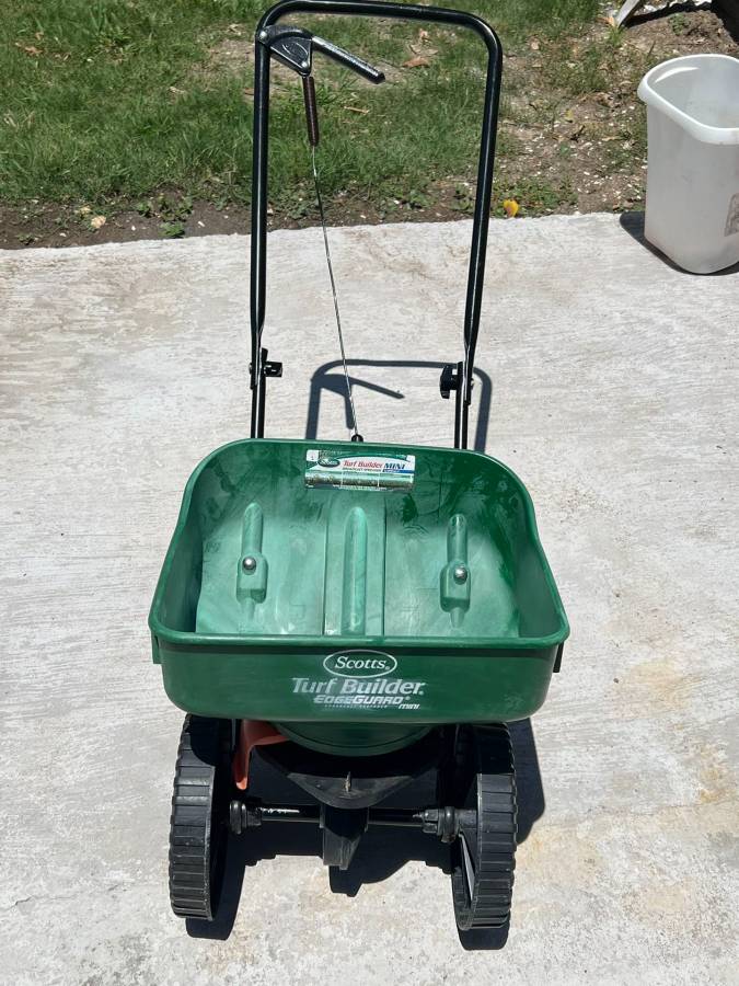 Scotts Turf Builder EdgeGuard Mini Broadcast Spreader