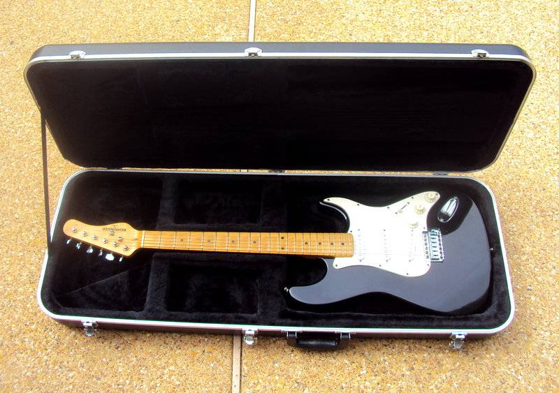 Behringer Electric Strat Guitar #N0381902260 With Hard Shell Gator