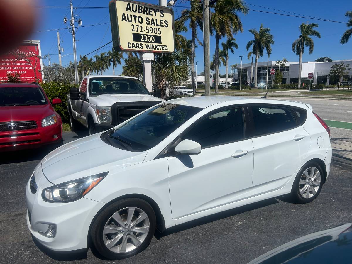 2012 Hyundai Accent SE Hatchback 68K