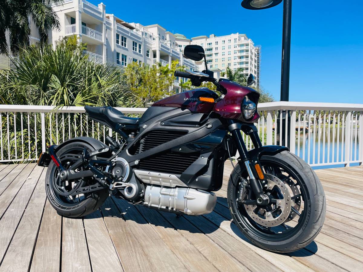 2022 Harley Davidson Livewire ONe with 2500 miles exceptional FINANCIN