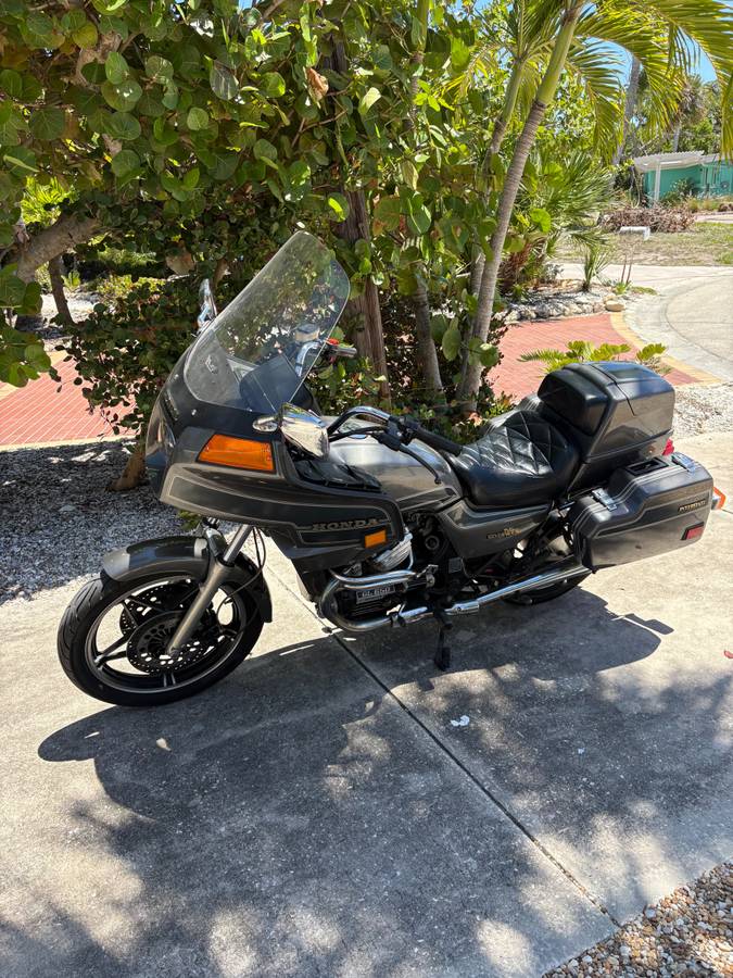 Rare GL650 Interstate and parts bike