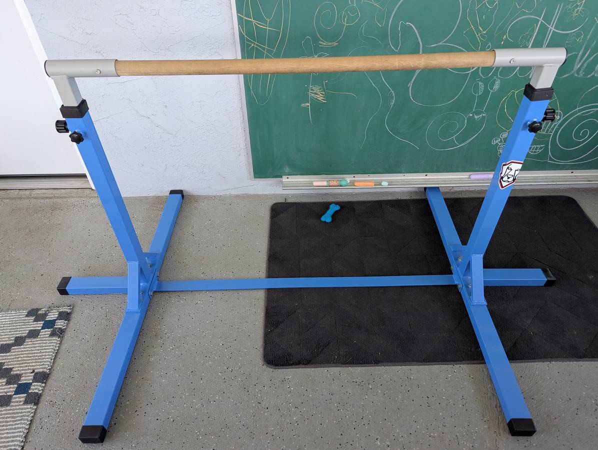 Adjustable gymnastics bar