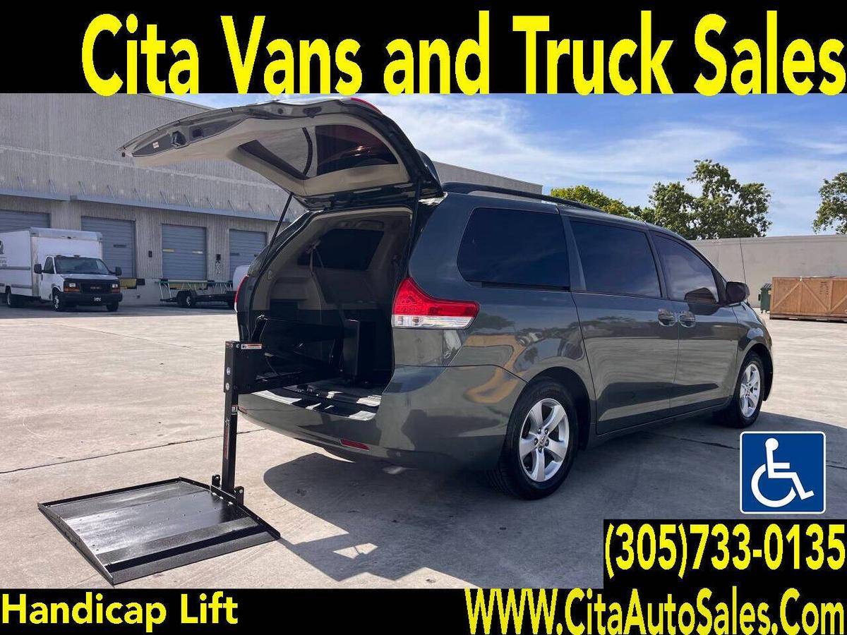 2013 Toyota Sienna HANDICAP WHEELCHAIR SCOOTER LIFT cargo vans a