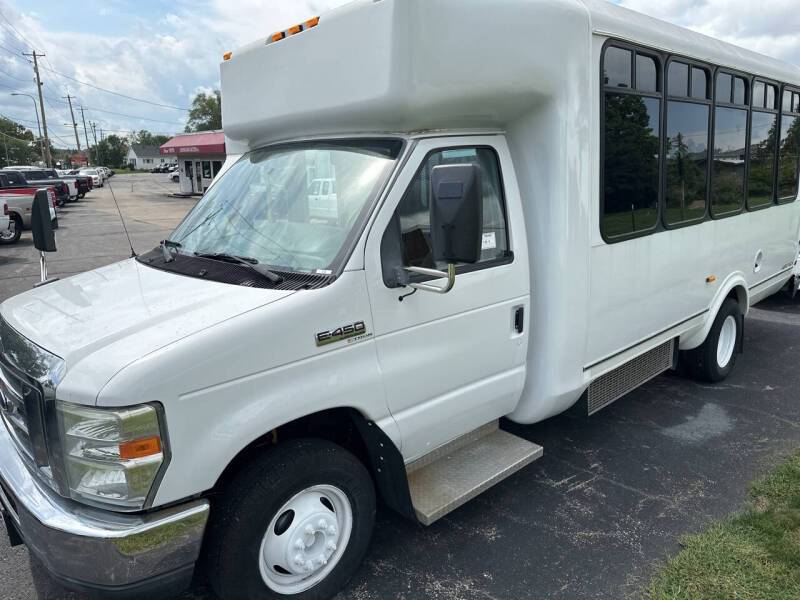 2010 Ford E-Series E-450 Bus - Handicap Accessible - Wheel Chair Lift