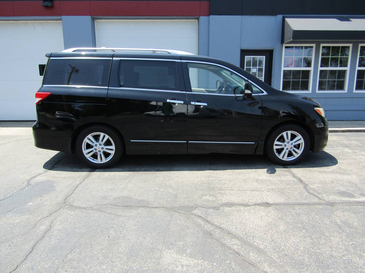 2015 Nissan Quest w 3rd row seating