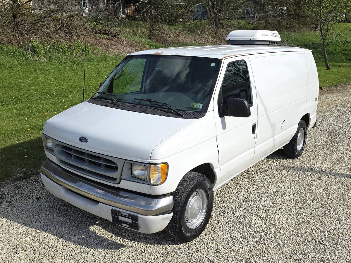 2002 Ford E150 Econoline work van LOW MILES