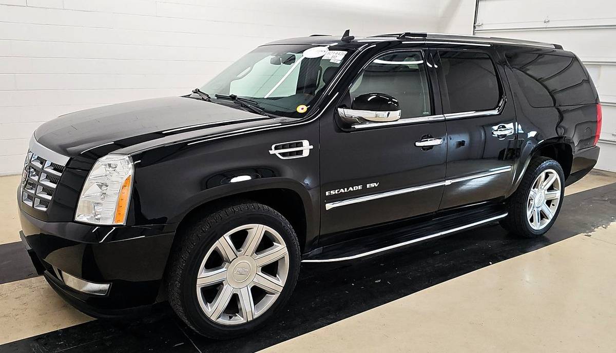 2014 CADILLAC ESCALADE ESV AWD, 6.2L V8, clean, loaded, runs perfectly