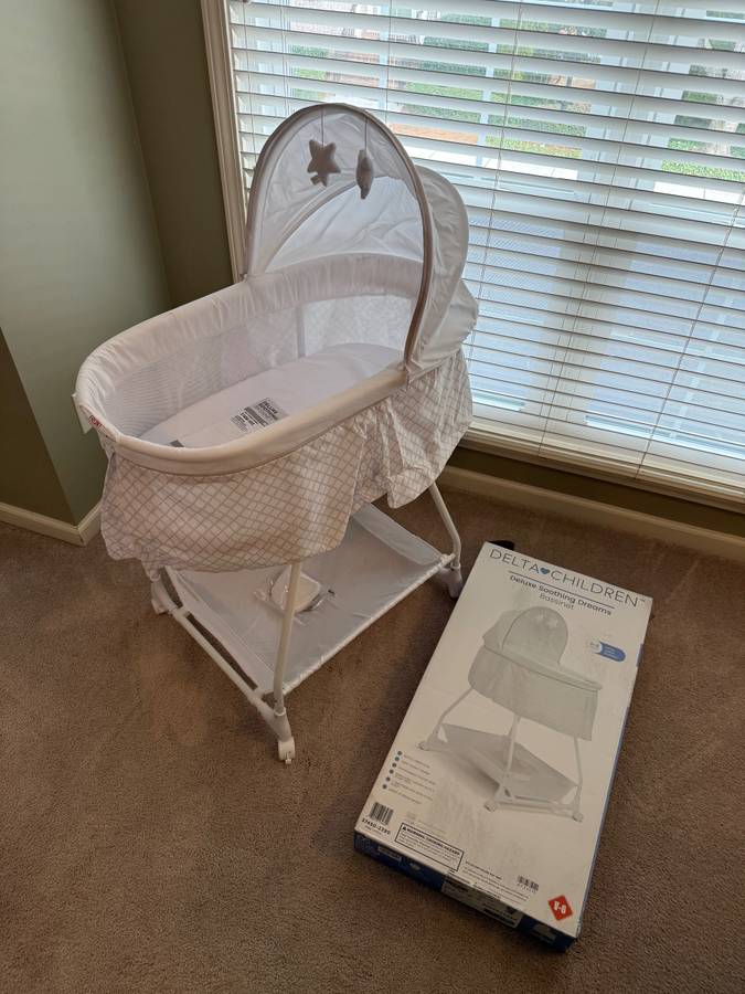 Delta Children Soothing Dreams Bassinet (0-5 months) - 2 available