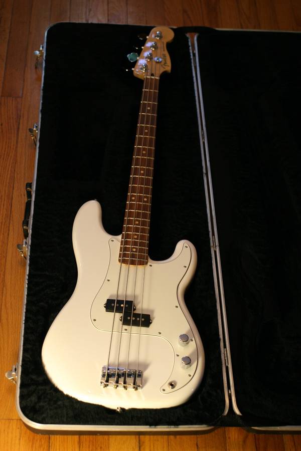 Fender Player Precision Electric Bass with Hardcase