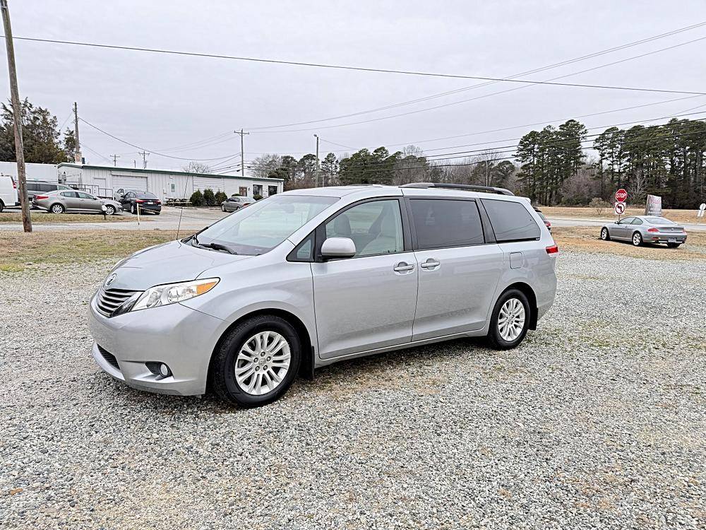 2014 TOYOTA SIENNA XLE 8Passenger