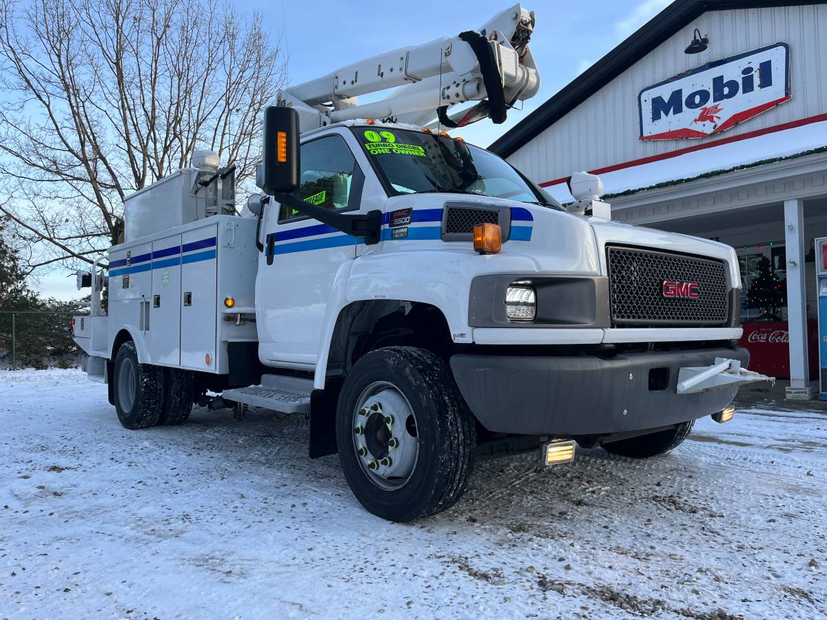 2009 GMC C5500 BUCKET TRUCK -- 42' INSULATED -- DURAMAX -- ONLY 88K