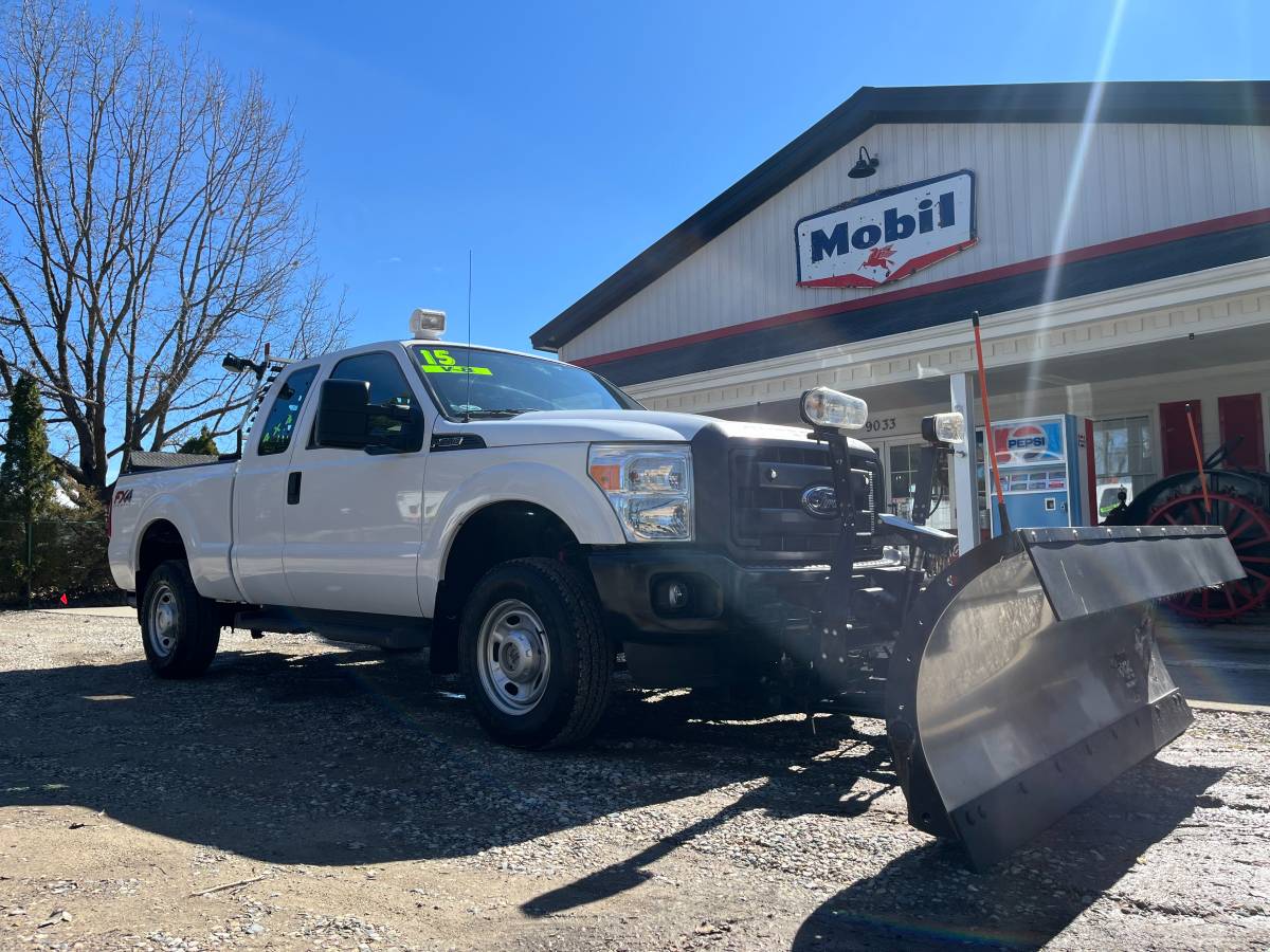 2015 FORD F-250 SD 4X4 PICKUP -- 8' STAINLESS PLOW -- LIFT-GATE