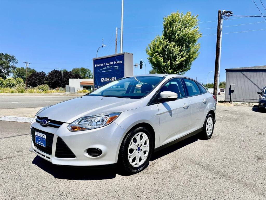 2013 Ford Focus FWD SE - SUPER CLEAN