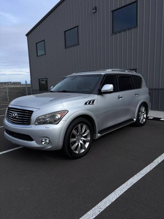 3 rd seat -4x4 low miles 2013 Infinity QX56