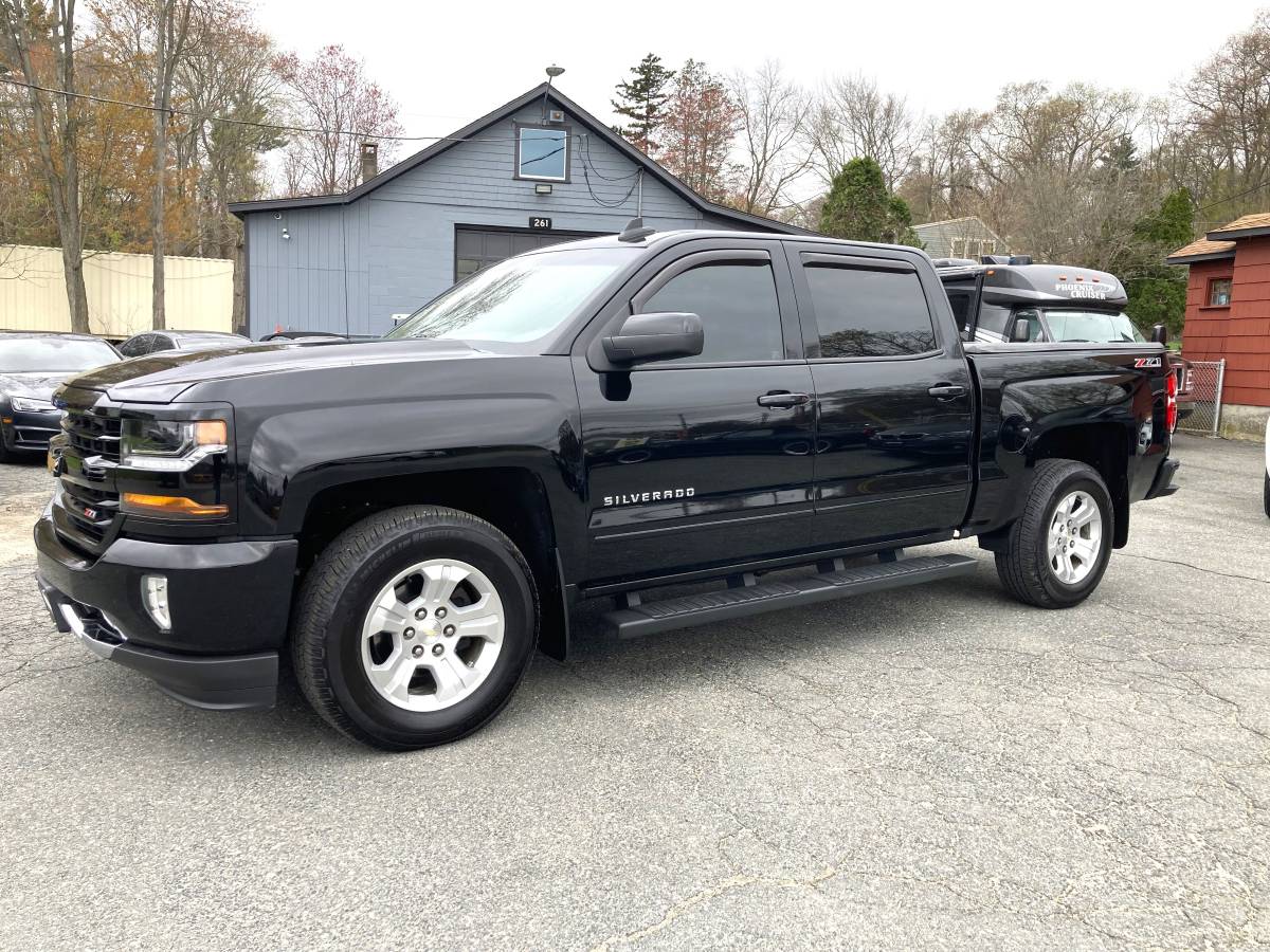 2017 CHEVROLET SILVERADO LT Z71 CREW CAB - V8 5.3L - ONLY 80K MILES