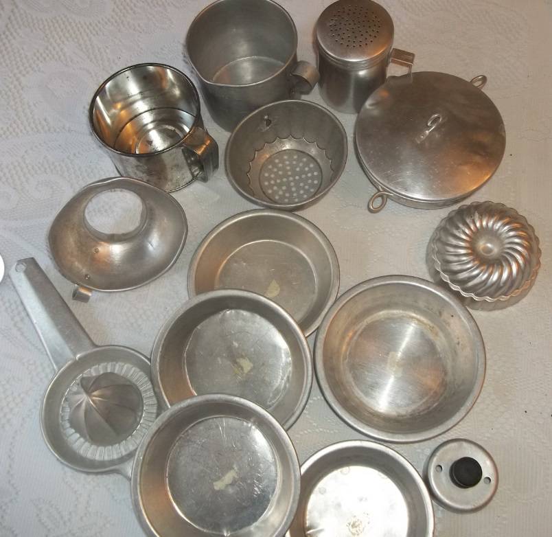 Vintage Tin & Aluminum Kitchenware Lot – 14 Pieces – Great Condition