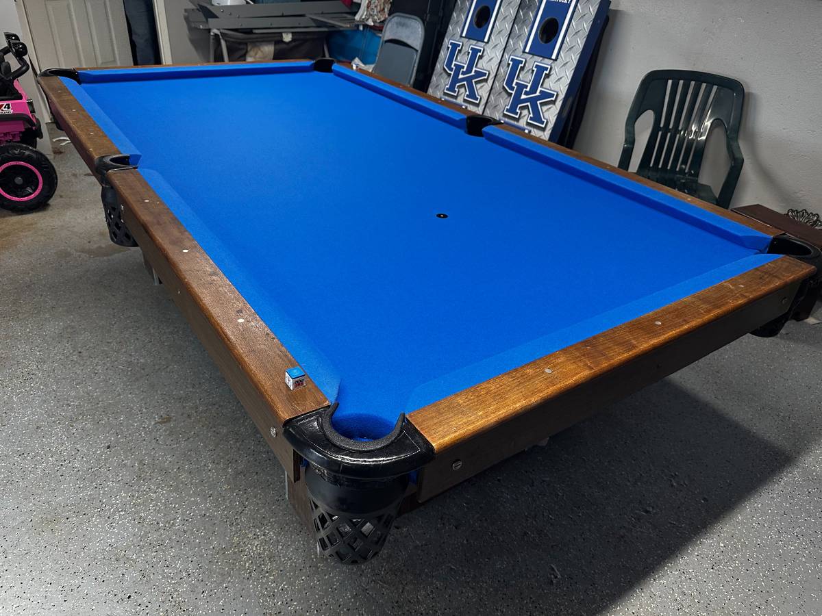 Pool-table cloth INSTALLED