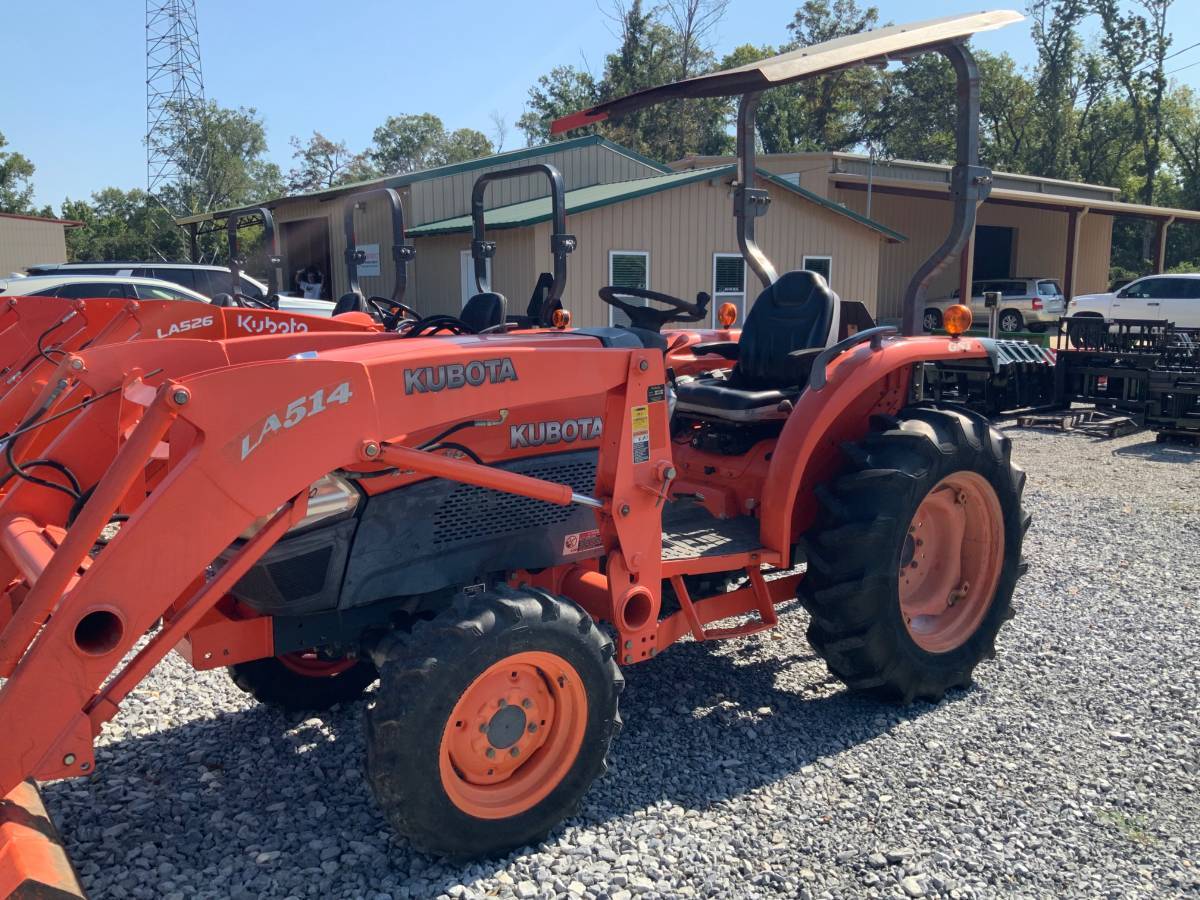 Kubota L3240 - 4x4 w/ Loader
