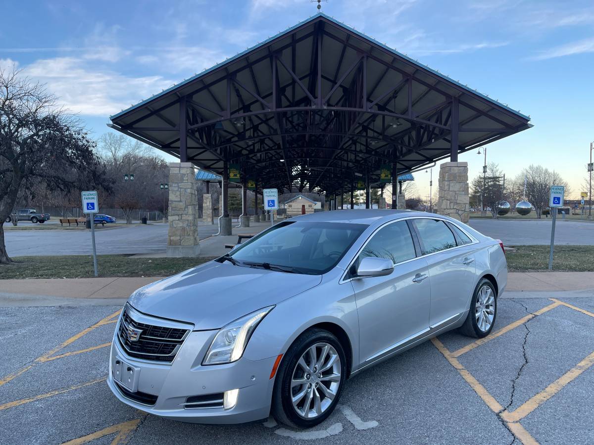 2017 Cadillac XTS Luxury ( EXTRA CLEAN )