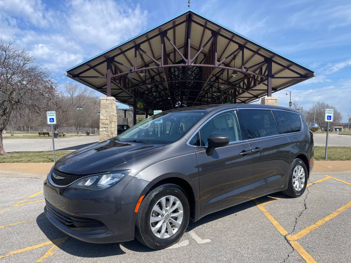 2017 Chrysler Pacifica Touring ( DRIVES PERFECT )