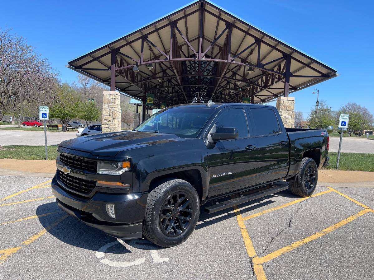 2016 Chevrolet Silverado 1500 LT ( LOW MILES, 4X4 )