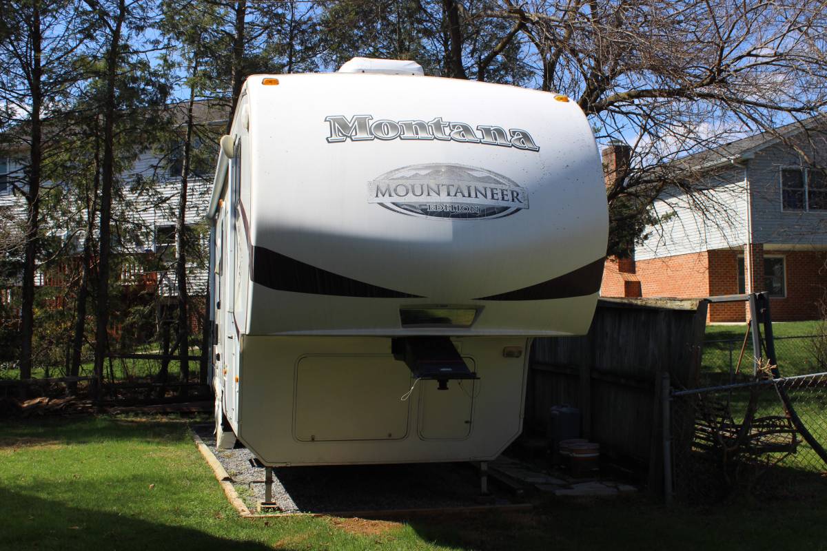 2010 MONTANA MOUNTAINEER - Keystone 345DBQ - 5th Wheel Camper