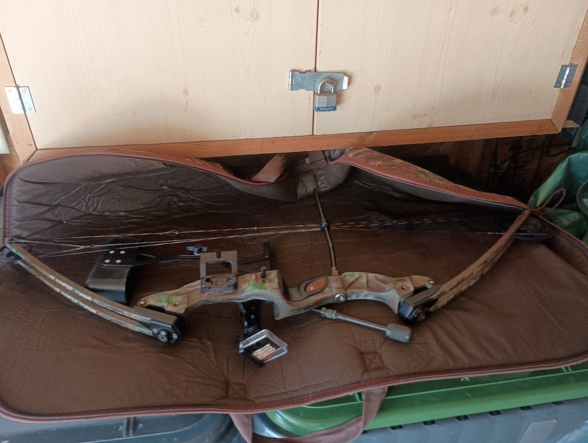 Hoyt Super G Raptor Bow with Case Built by Josh H