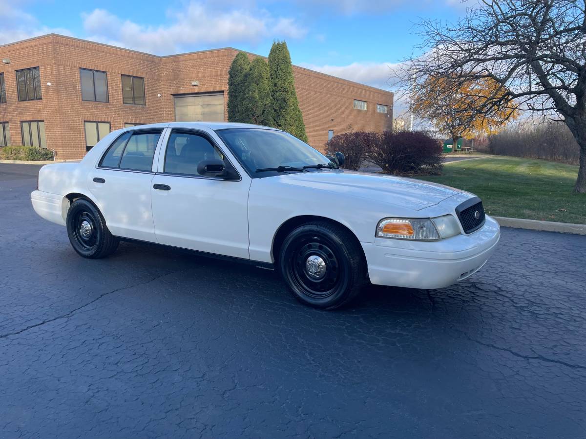 2004 Ford Crown Vic (Excellent Condition/Low Miles/1 Owner)