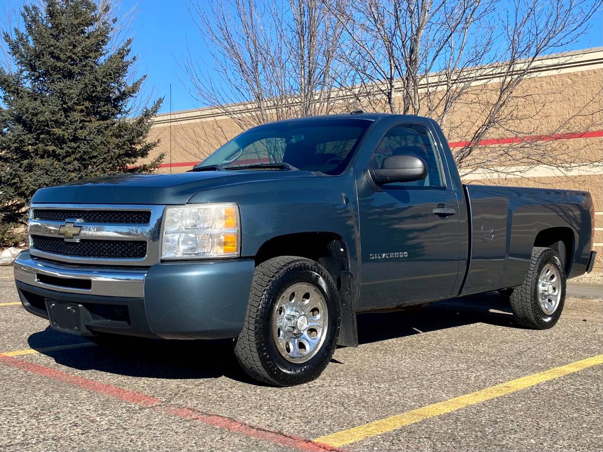 2011 CHEVY SILVERADO 1500 REGULAR CAB, 5.3L V8, AUTO, LONG BOX