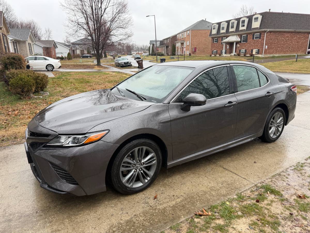 2018 Toyota Camry SE like new