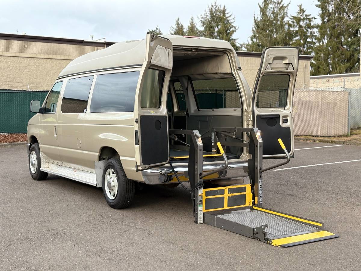 2008 Ford E-350 Super Duty Wheelchair Van — HIGH ROOF • POWERED LIFT