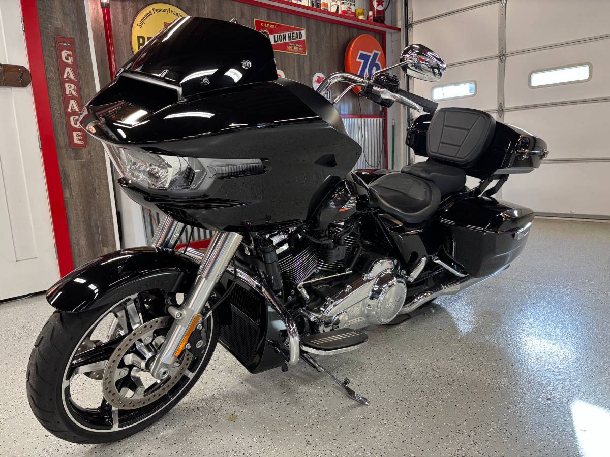 2024 Harley Davidson Road Glide! Only 865 miles