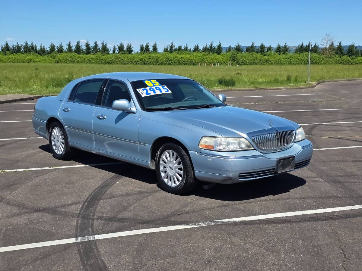 2005 LINCOLN TOWN CAR ⭐ LOW DOWN PAYMENT OPTIONS (OAC)