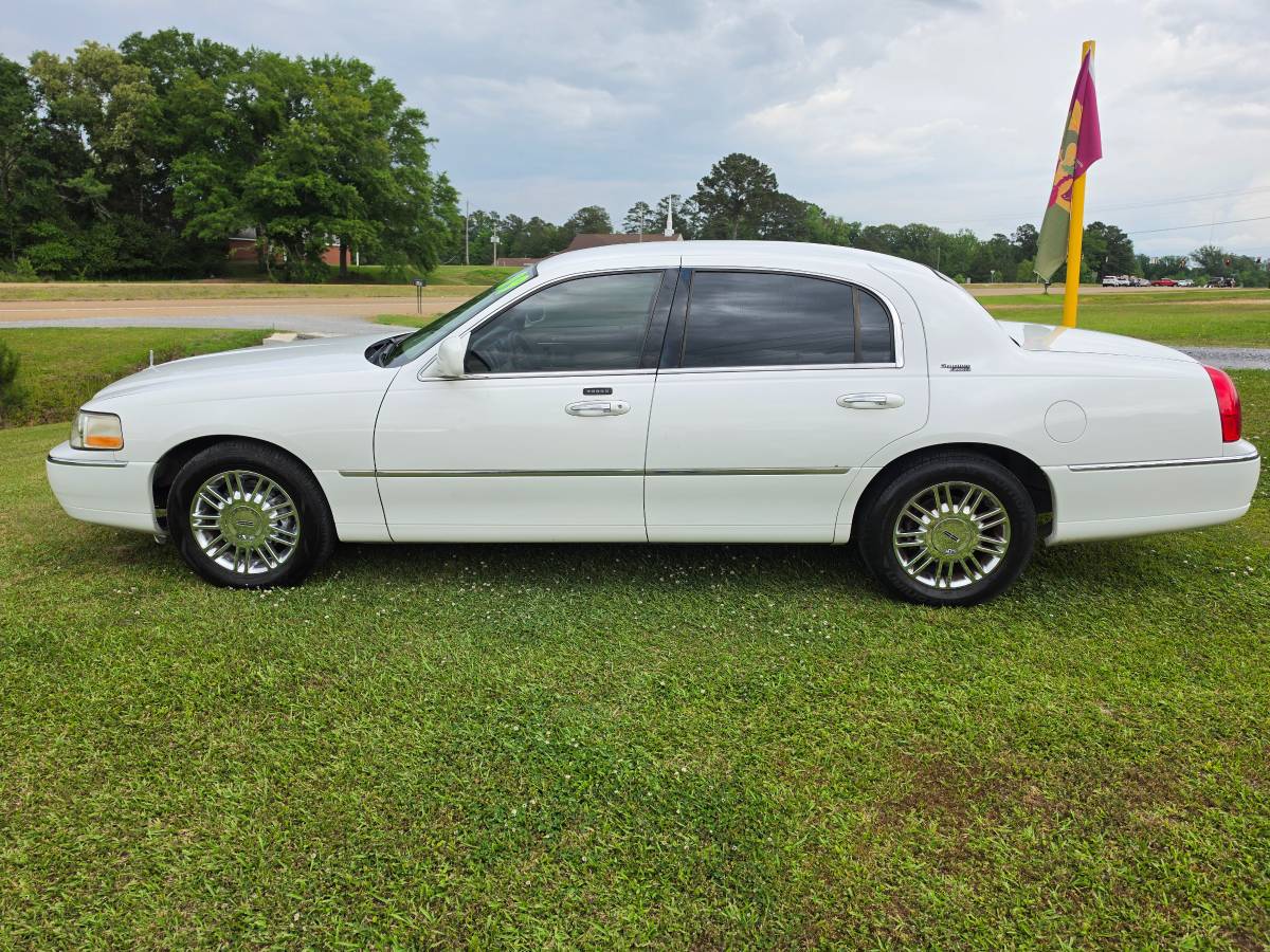 2009 Lincoln Town Car Signature Limited Nice