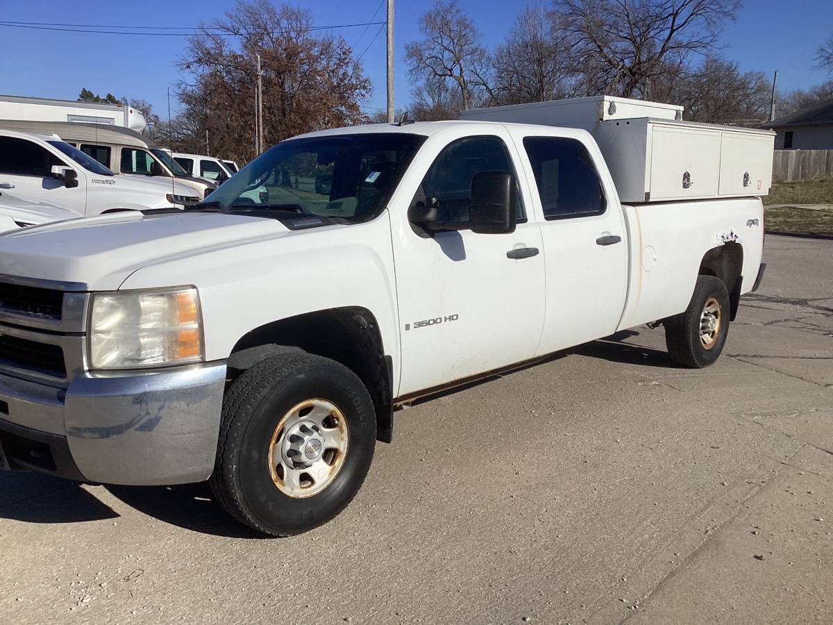 2009 CHEVY SILVERADO 3500HD CREW CAB W/ UTILITY BOX (97,000 MILES)