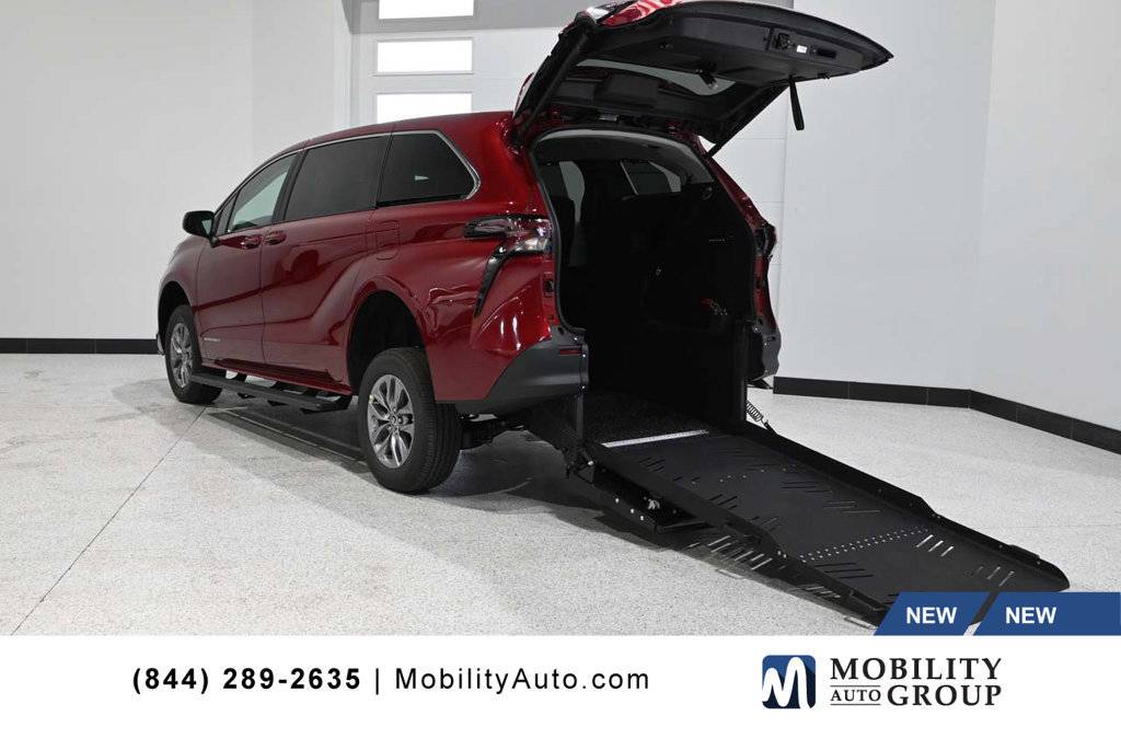 2026 Toyota Sienna LE FWD 8-Passenger RED