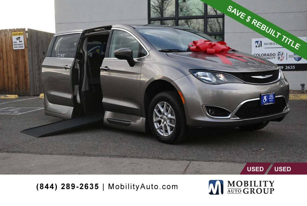 2017 Chrysler Pacifica Touring 4dr Wagon GOLD