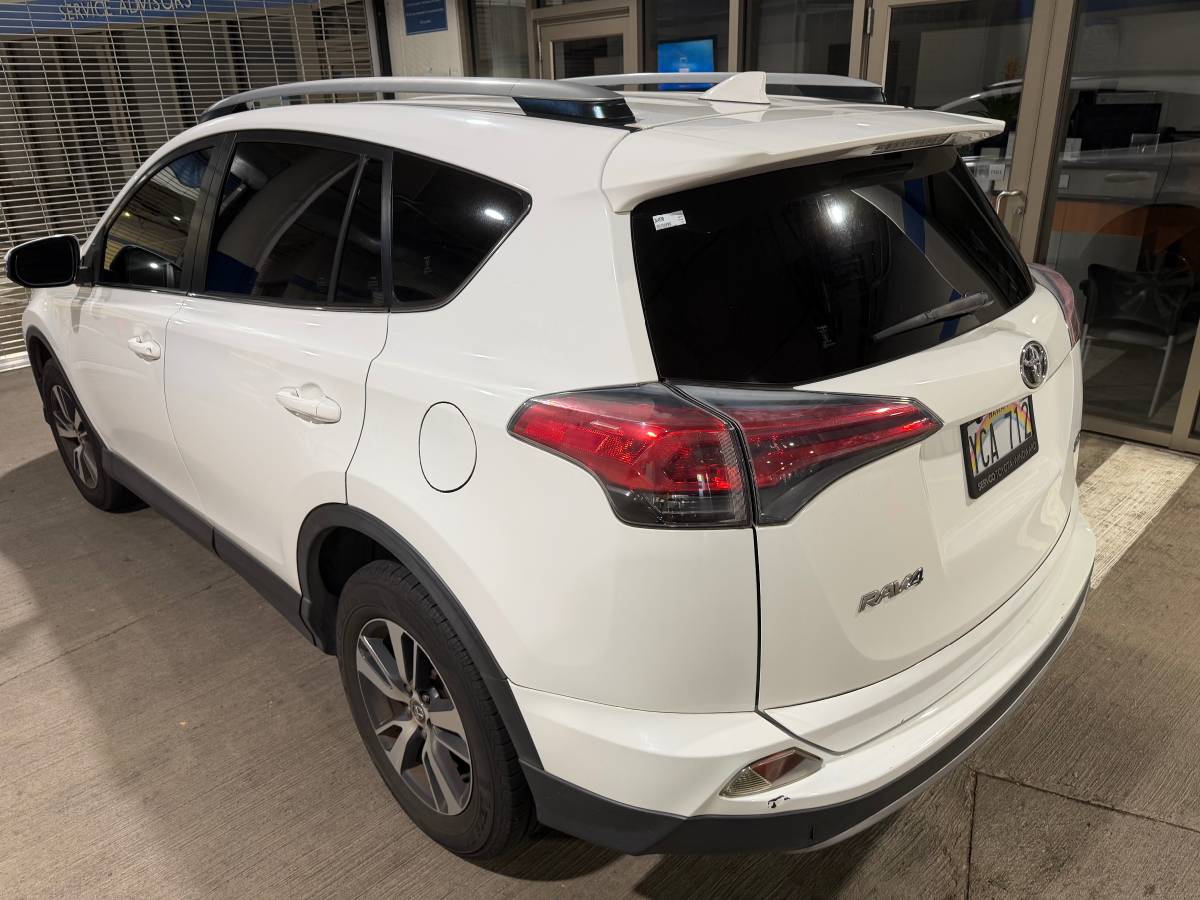 2018 TOYOTA RAV4 SUV-1 owner 60,925 miles