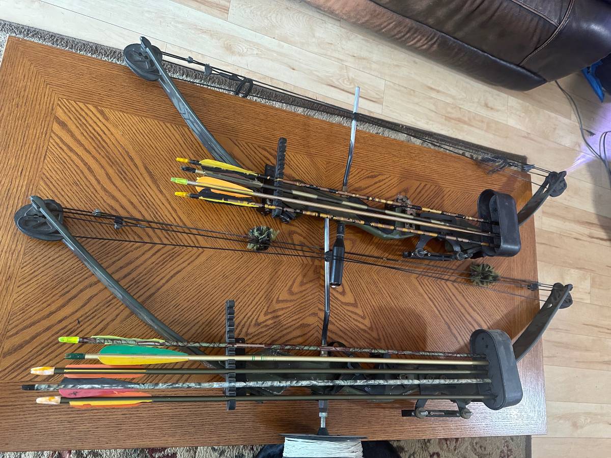 Two PSE compound fishing bow’s