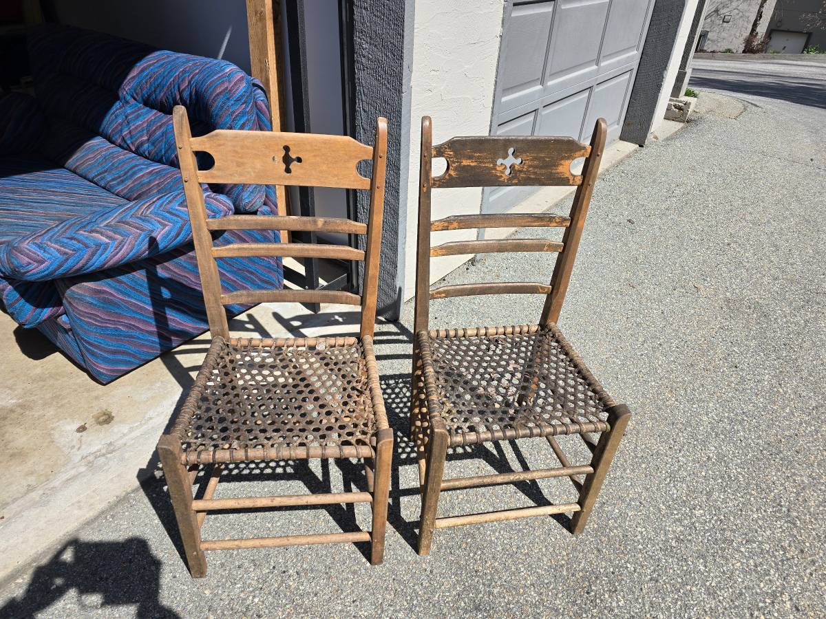 free] Pair of wooden chairs