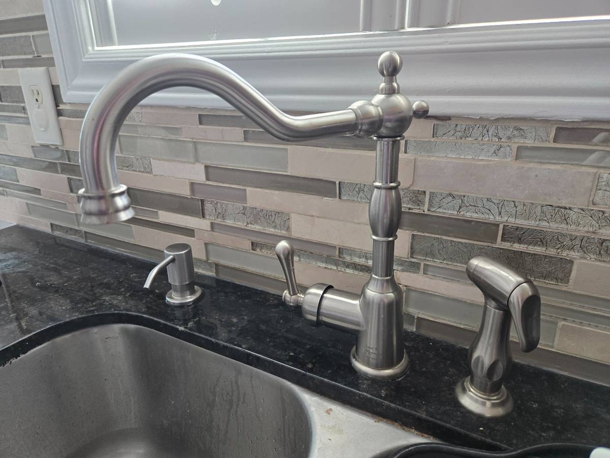 Kitchen faucet - Danze (stainless steel / brushed nickel finish)