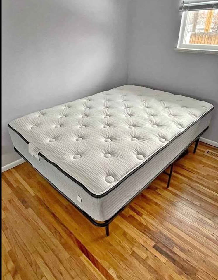 Never used mattress and boxspring Full size available ( somier y colchón full )