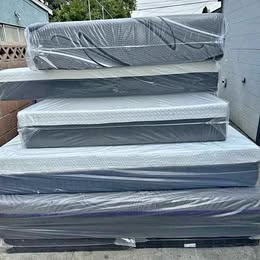 Never used mattress and boxspring Full size available ( somier y colchón full )